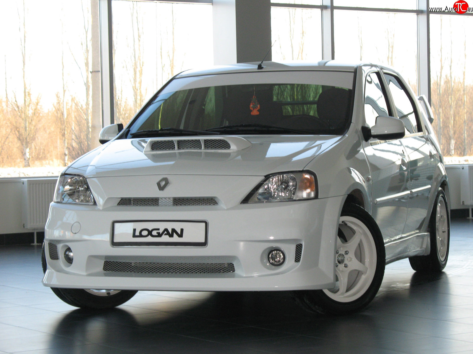 11 999 р. Передний бампер Power DM  Renault Logan  1 (2004-2010) дорестайлинг (Без сетки, Неокрашенный)  с доставкой в г. Екатеринбург