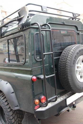 5 749 р. Лестница на крышу РИФ Land Rover Defender 110 1 L316 рестайлинг 5дв. (2007-2016)  с доставкой в г. Екатеринбург. Увеличить фотографию 2