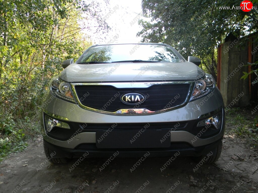 3 399 р. Защитная сетка в бампер (верх, ячейка 3х7 мм) Alfeco Стандарт  KIA Sportage  3 SL (2010-2014) дорестайлинг (Чёрная)  с доставкой в г. Екатеринбург