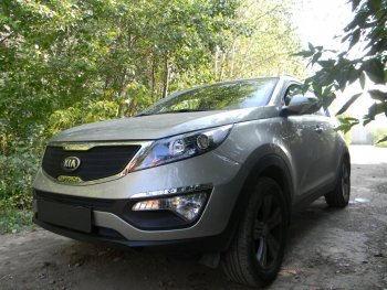 3 399 р. Защитная сетка в бампер (верх, ячейка 3х7 мм) Alfeco Стандарт  KIA Sportage  3 SL (2010-2014) дорестайлинг (Чёрная)  с доставкой в г. Екатеринбург. Увеличить фотографию 3