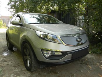 3 589 р. Защитная сетка в бампер (верх, ячейка 3х7 мм) Alfeco Стандарт  KIA Sportage  3 SL (2010-2014) дорестайлинг (Хром)  с доставкой в г. Екатеринбург. Увеличить фотографию 3