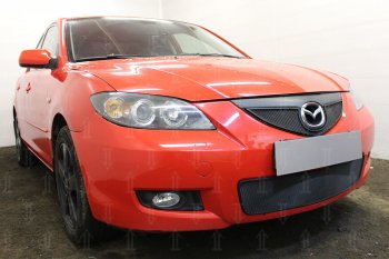 3 099 р. Защитная сетка в бампер (верх, ячейка 3х7 мм) Alfeco Стандарт  Mazda 3/Axela  BK (2006-2009) рестайлинг седан (Чёрная)  с доставкой в г. Екатеринбург. Увеличить фотографию 3