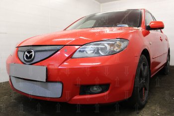 3 199 р. Защитная сетка в бампер (верх, ячейка 3х7 мм) Alfeco Стандарт  Mazda 3/Axela  BK (2006-2009) рестайлинг седан (Хром)  с доставкой в г. Екатеринбург. Увеличить фотографию 3