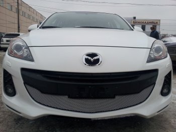 3 589 р. Защитная сетка в бампер (низ, ячейка 3х7 мм) Alfeco Стандарт  Mazda 3/Axela  BL (2011-2013) рестайлинг седан, рестайлинг, хэтчбэк (Хром)  с доставкой в г. Екатеринбург. Увеличить фотографию 1