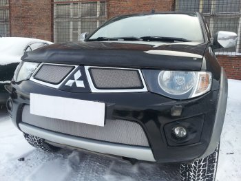 3 899 р. Защитная сетка в бампер (низ, ячейка 3х7 мм) Alfeco Стандарт Mitsubishi L200 4  дорестайлинг (2006-2014) (Хром)  с доставкой в г. Екатеринбург. Увеличить фотографию 2