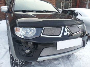 3 899 р. Защитная сетка в бампер (низ, ячейка 3х7 мм) Alfeco Стандарт Mitsubishi L200 4  дорестайлинг (2006-2014) (Хром)  с доставкой в г. Екатеринбург. Увеличить фотографию 3