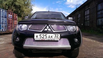 4 949 р. Защитная сетка в бампер (низ, ячейка 4х10 мм) Alfeco Премиум Mitsubishi L200 4  дорестайлинг (2006-2014) (Хром)  с доставкой в г. Екатеринбург. Увеличить фотографию 2