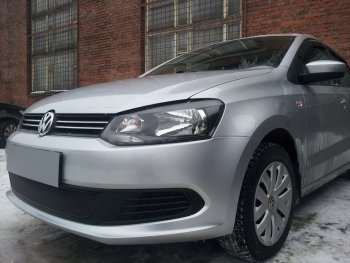 4 199 р. Защитная сетка в бампер (низ, ячейка 4х10 мм) Стрелка11 Премиум Volkswagen Polo 5 седан дорестайлинг (2009-2015) (Чёрная)  с доставкой в г. Екатеринбург. Увеличить фотографию 3