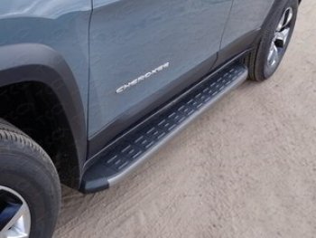 21 349 р. Пороги алюминиевые с пластиковой накладкой (Trailhawk) ТСС Тюнинг  Jeep Cherokee  KL (2014-2017) дорестайлинг (карбон серый)  с доставкой в г. Екатеринбург. Увеличить фотографию 1