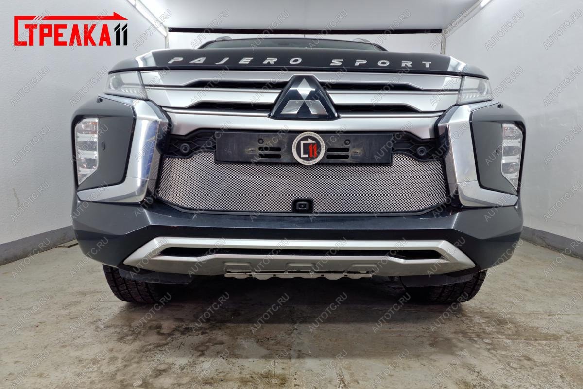 3 599 р. Защита радиатора (с камерой) Стрелка11 Стандарт  Mitsubishi Pajero Sport  QF (2019-2022) рестайлинг (черная)  с доставкой в г. Екатеринбург