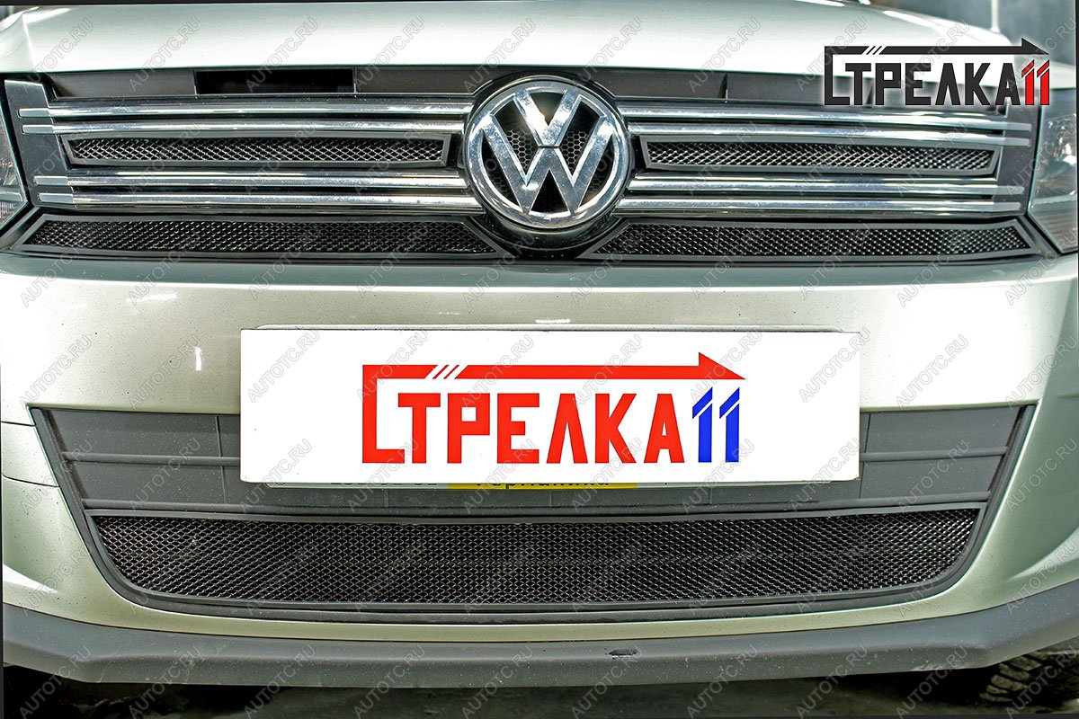 4 749 р. Защита радиатора (верх 4 части) Стрелка11 Стандарт Volkswagen Tiguan NF рестайлинг (2011-2017) (черная)  с доставкой в г. Екатеринбург