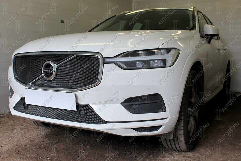 3 899 р. Защита радиатора (Inscription) (верх 2 части) Стрелка11 Стандарт  Volvo XC60 (2017-2022) (черная)  с доставкой в г. Екатеринбург