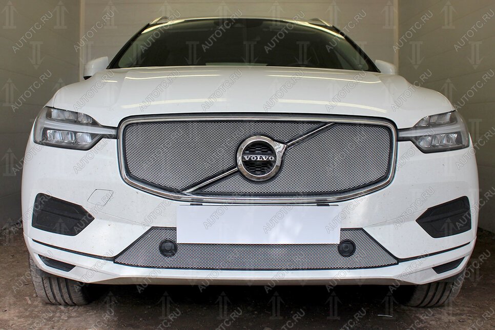 4 099 р. Защита радиатора (Inscription) (верх 2 части) Стрелка11 Стандарт  Volvo XC60 (2017-2022) (хром)  с доставкой в г. Екатеринбург