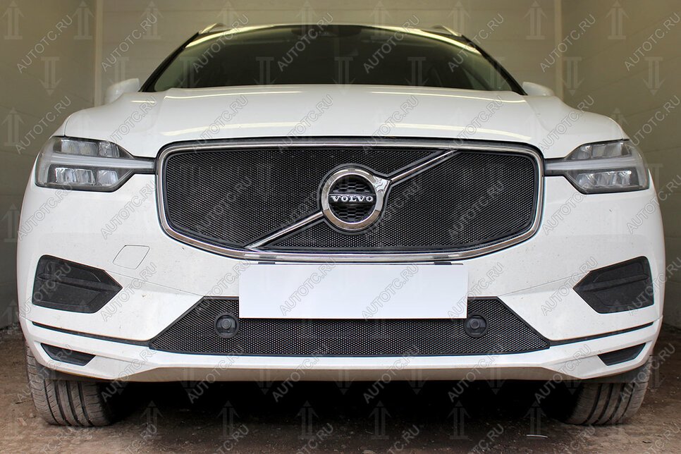 3 899 р. Защита радиатора (R-Design) (верх 2 части) Стрелка11 Стандарт  Volvo XC60 (2017-2022) (черная)  с доставкой в г. Екатеринбург