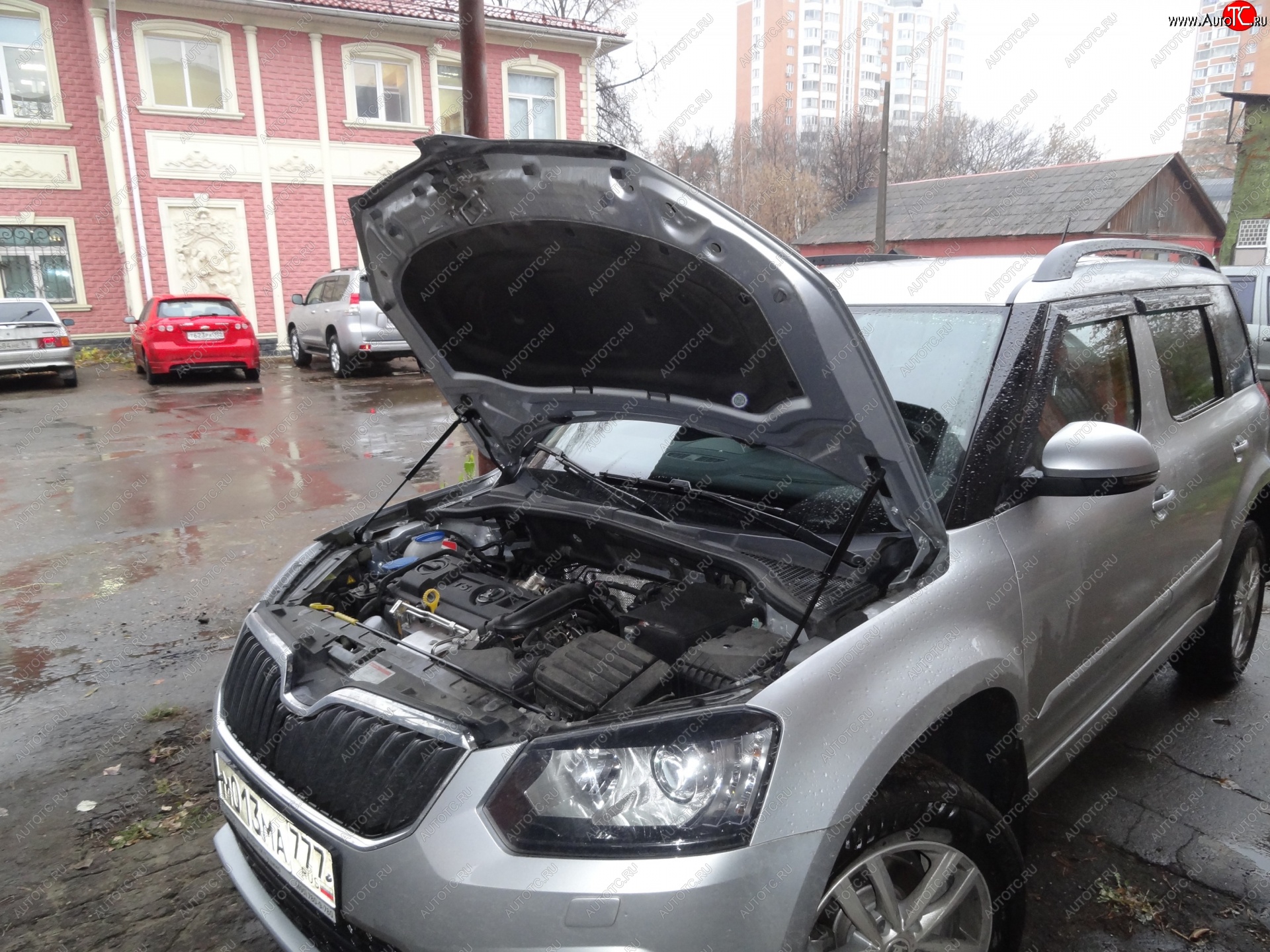 2 199 р. Упоры капота Russtal Skoda Yeti (2013-2018) (2 штуки)  с доставкой в г. Екатеринбург