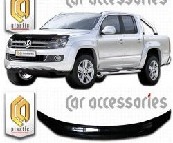 1 899 р. Дефлектор капота CA Plastic (черный)  Volkswagen Amarok (2009-2016) дорестайлинг (Classic черный, Без надписи)  с доставкой в г. Екатеринбург. Увеличить фотографию 1