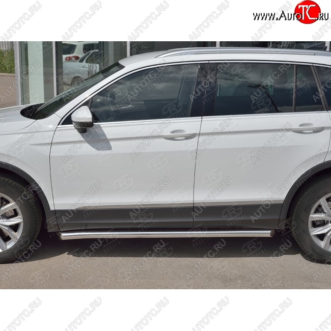 17 399 р. Защита порогов из круглой трубы диаметром 63 мм SLITKOFF v1 Volkswagen Tiguan Mk2 дорестайлинг (2016-2020)  с доставкой в г. Екатеринбург