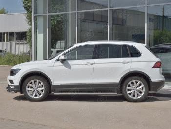 31 649 р. Защита порогов (Ø120х60 мм с проступью, NOT R-LINE) Russtal Volkswagen Tiguan Mk2 рестайлинг (2020-2022) (полированная нержавейка)  с доставкой в г. Екатеринбург. Увеличить фотографию 2