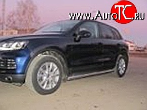 11 899 р. Защита порогов d76 мм Металл Дизайн Volkswagen Touareg NF дорестайлинг (2010-2014) (полированная нержавейка)  с доставкой в г. Екатеринбург